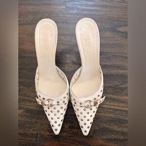 Authentic Gucci vintage leather pointed toe heels in color white